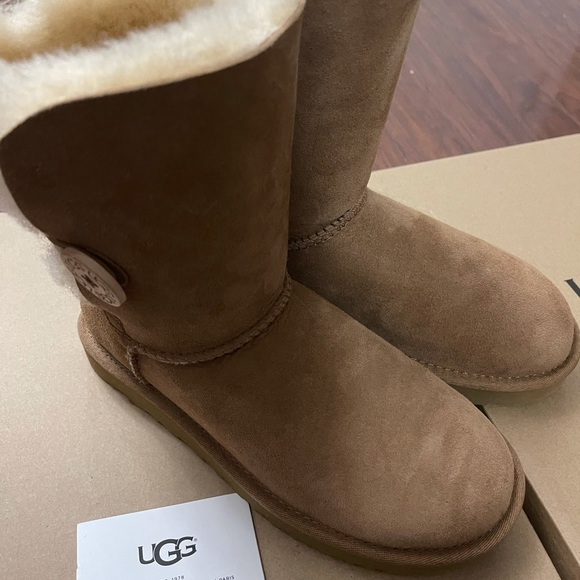 UGG BAILEY BUTTON II⭐️ - Picture 2 of 5
